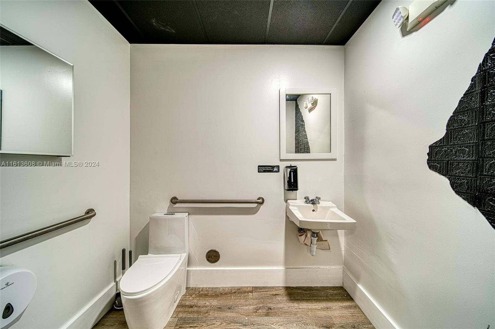 Premier Specialty Food Store with Strong Digital Presence