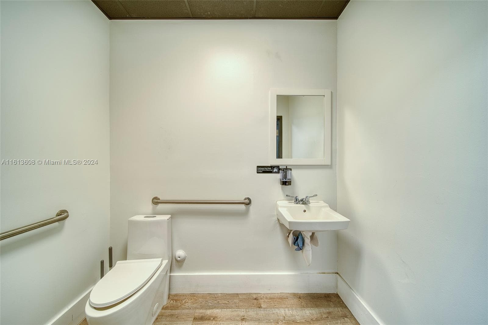 Premier Specialty Food Store with Strong Digital Presence