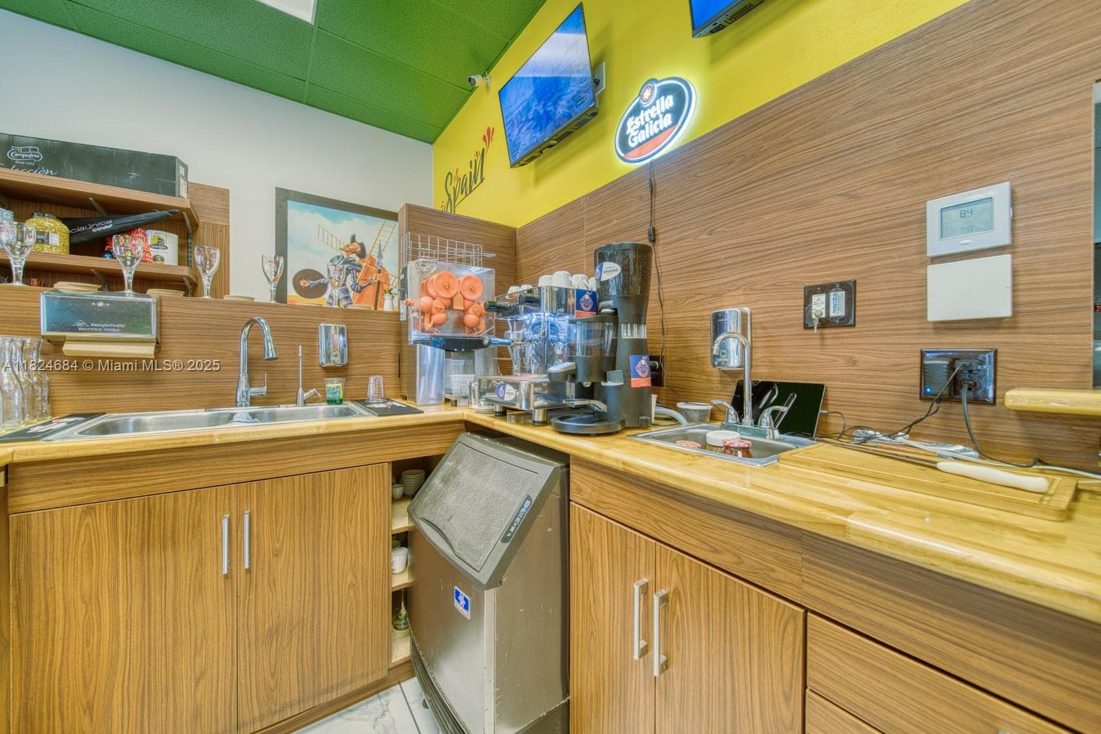 Turnkey Restaurant with Prime Location