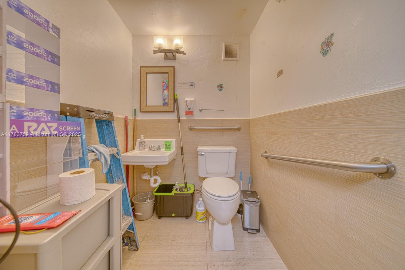 Thriving Smoke Shop with Loyal Customer Base