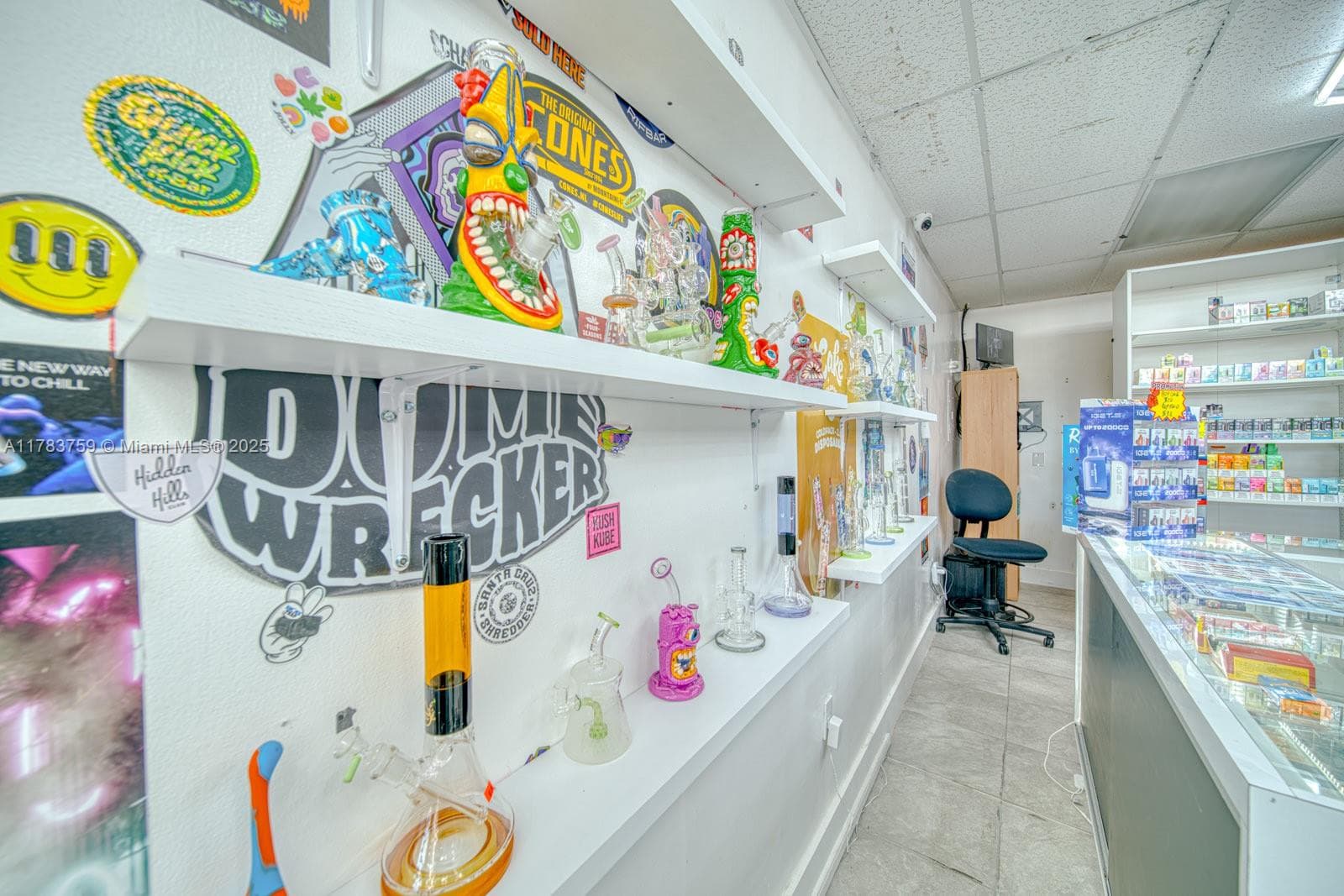 Thriving Smoke Shop with Loyal Customer Base