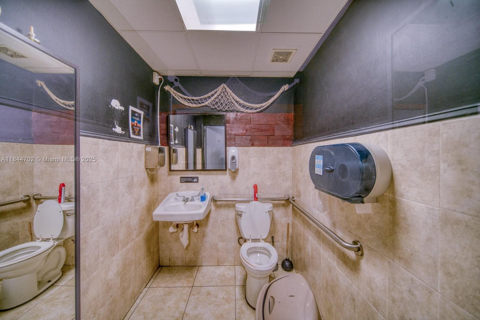 Profitable Gourmet Burger Franchise in High Visibility Location