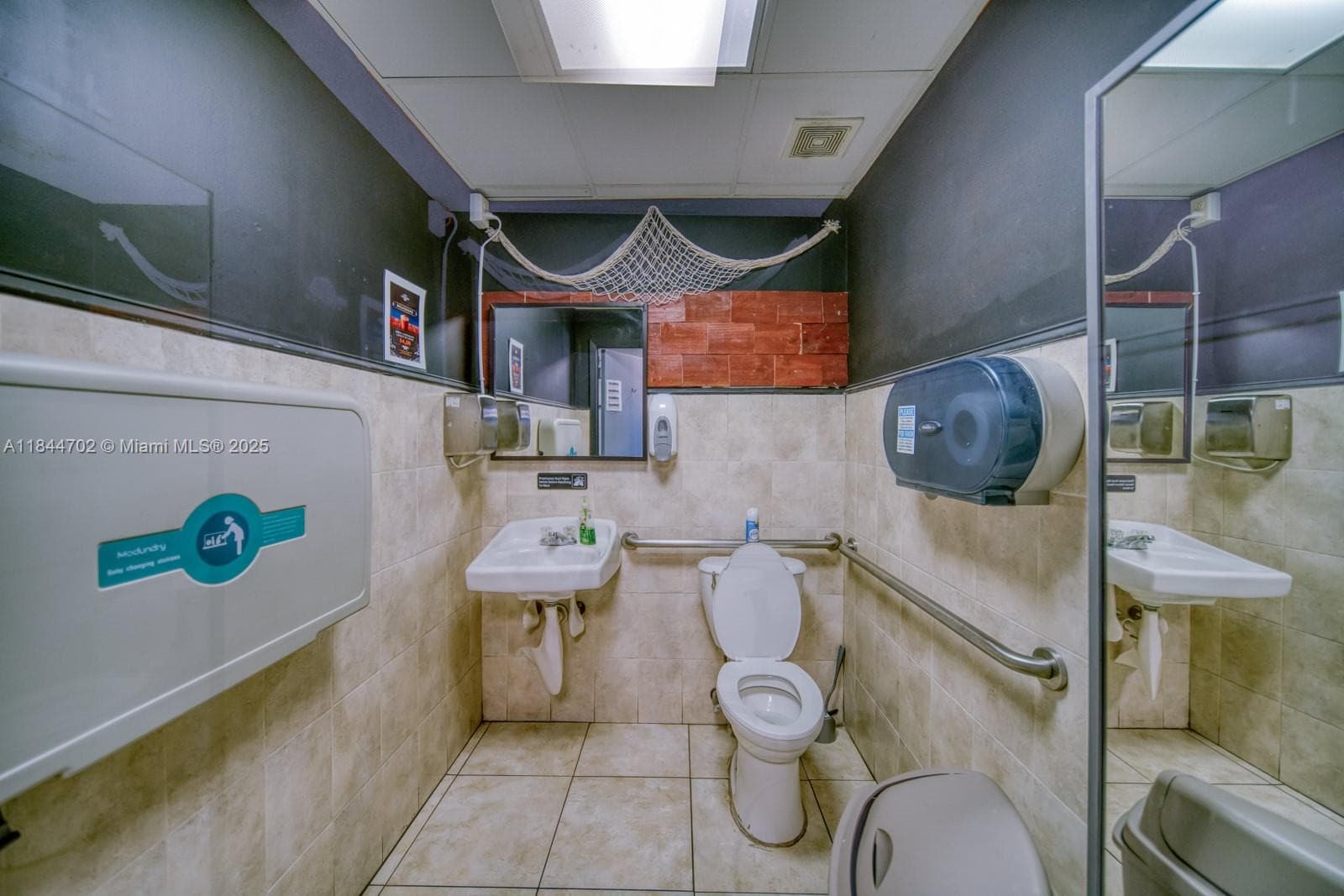 Profitable Gourmet Burger Franchise in High Visibility Location