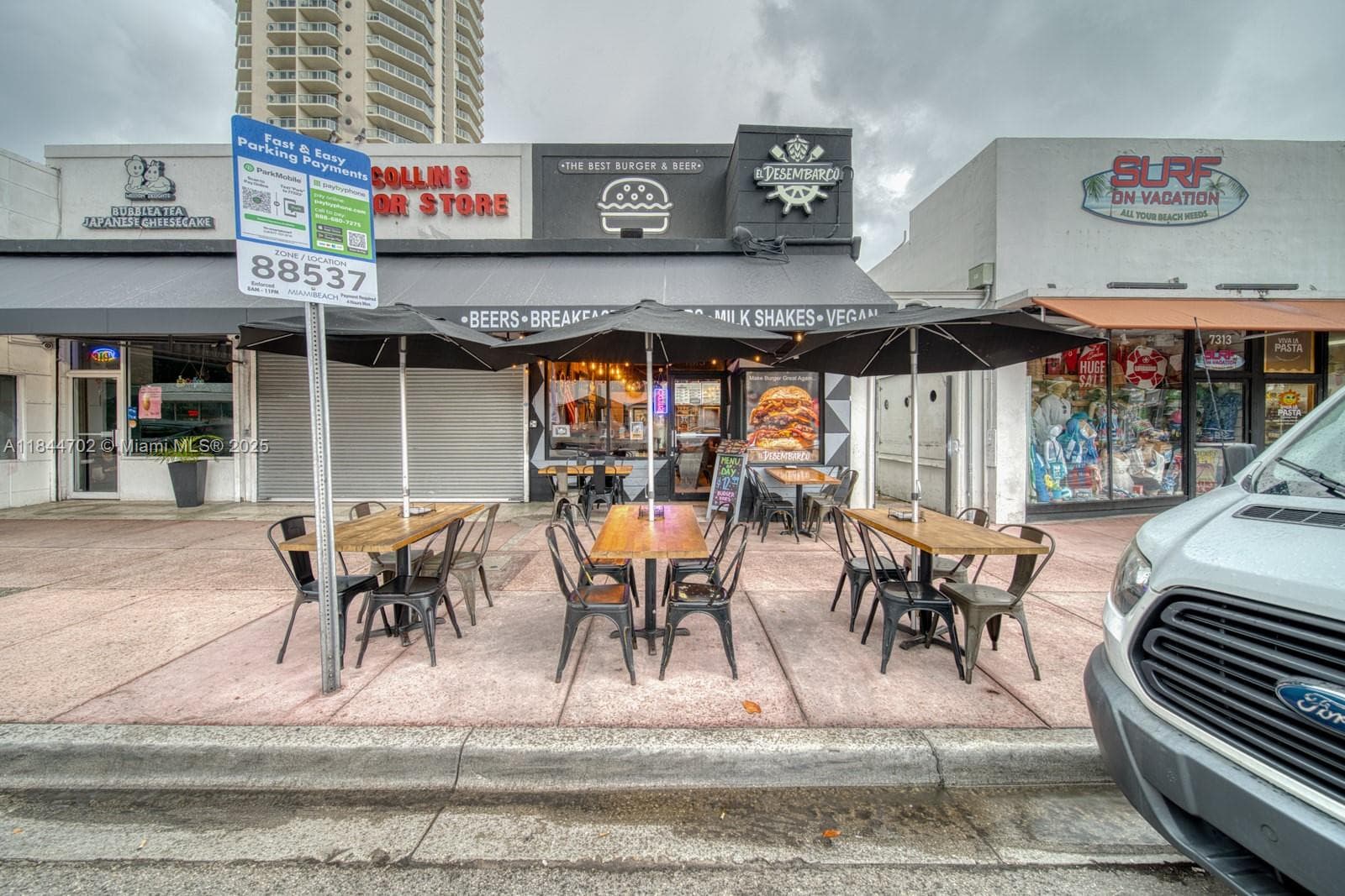 Profitable Gourmet Burger Franchise in High Visibility Location