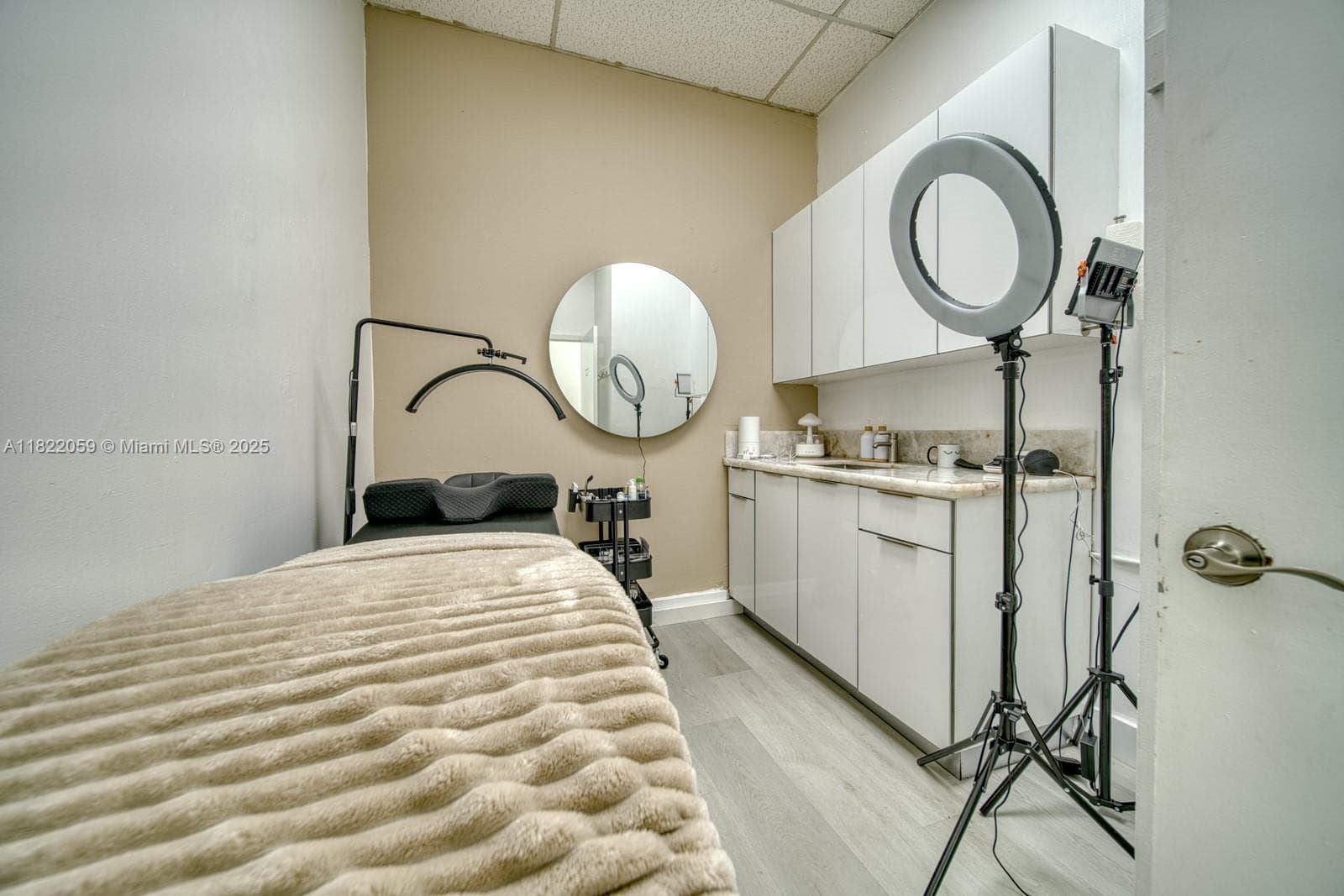 Thriving Beauty Salon with Loyal Clientele