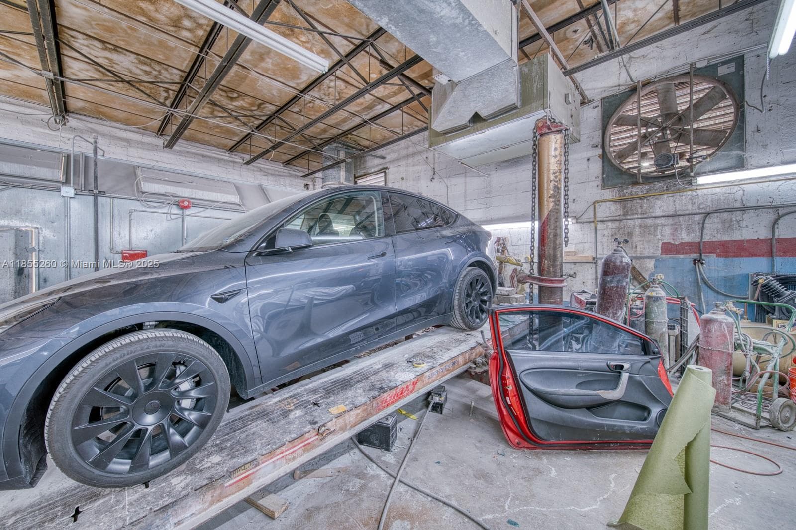 Turnkey Auto Body Shop with Ample Work Bays