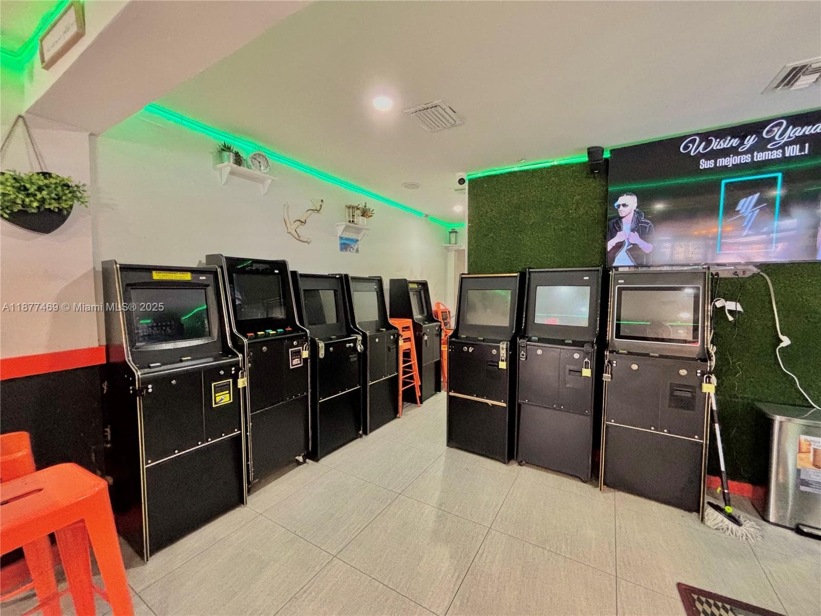 Profitable Cafeteria and Bar with Exceptionally Low Rent