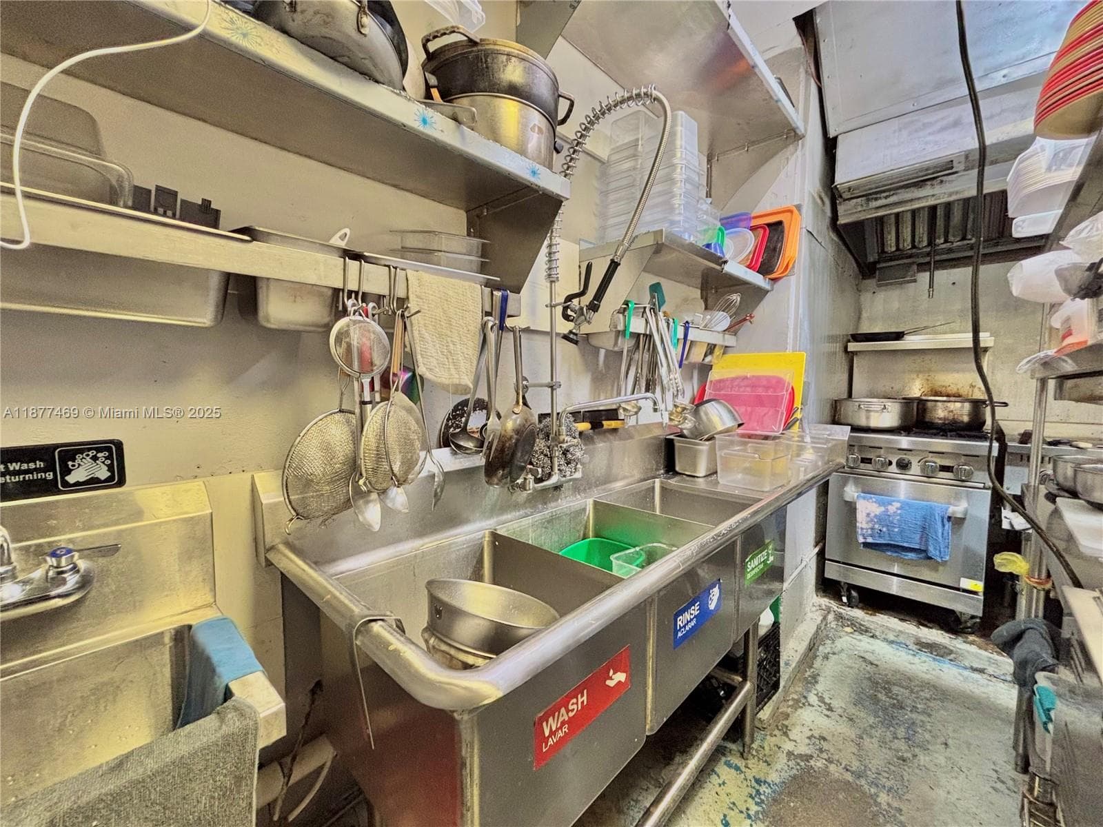 Profitable Cafeteria and Bar with Exceptionally Low Rent