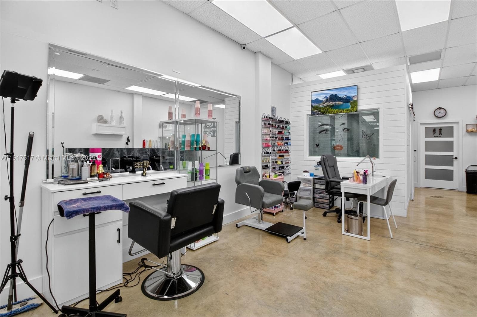 Thriving Beauty Salon with Turnkey Operations