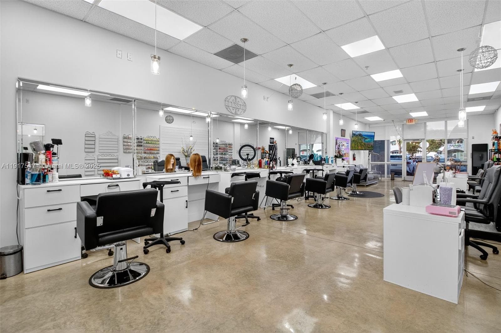 Thriving Beauty Salon with Turnkey Operations