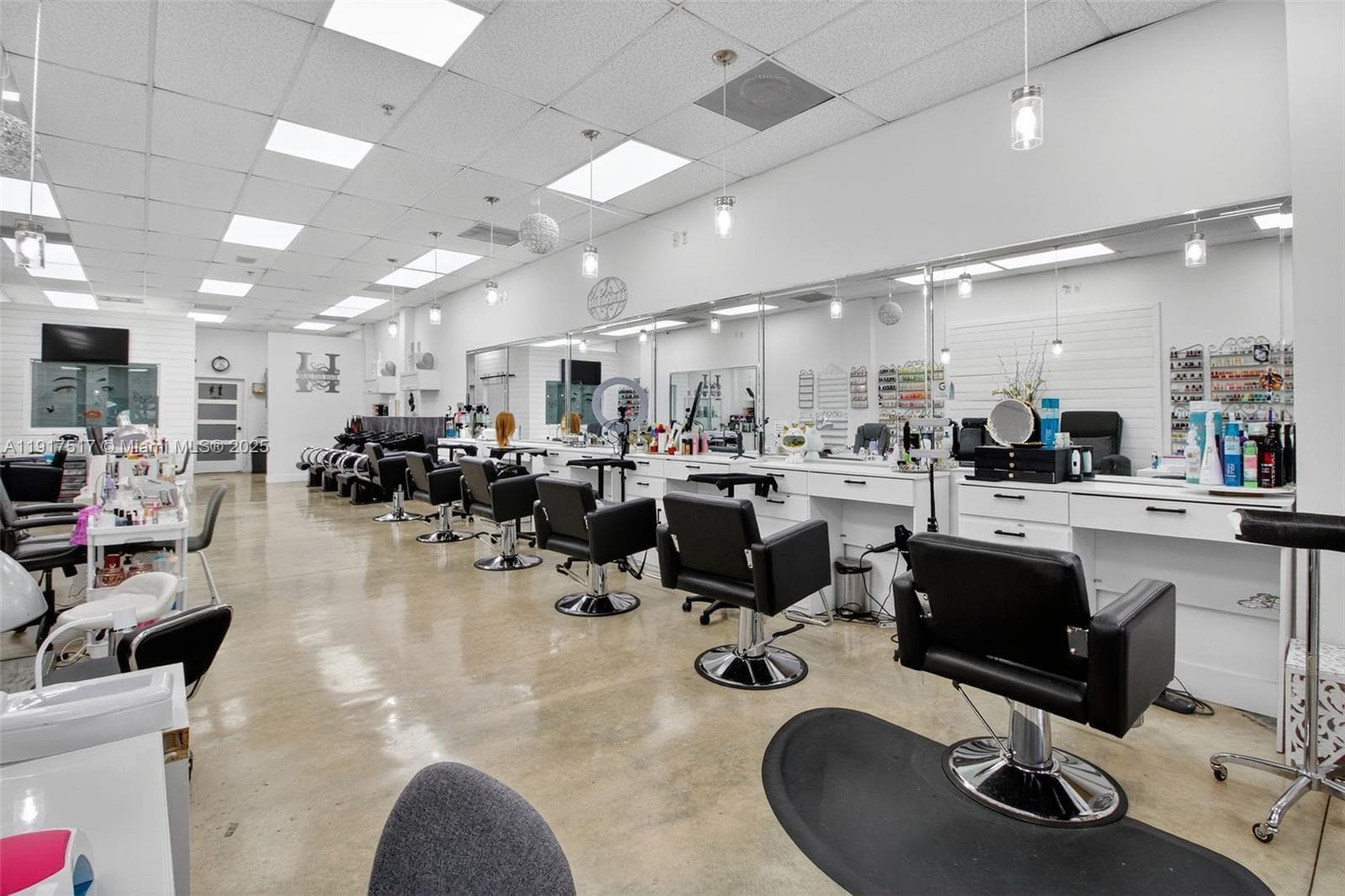 Thriving Beauty Salon with Turnkey Operations