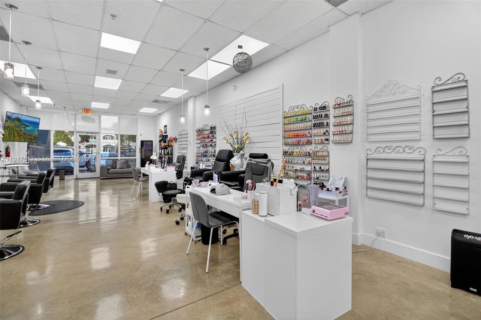 Thriving Beauty Salon with Turnkey Operations