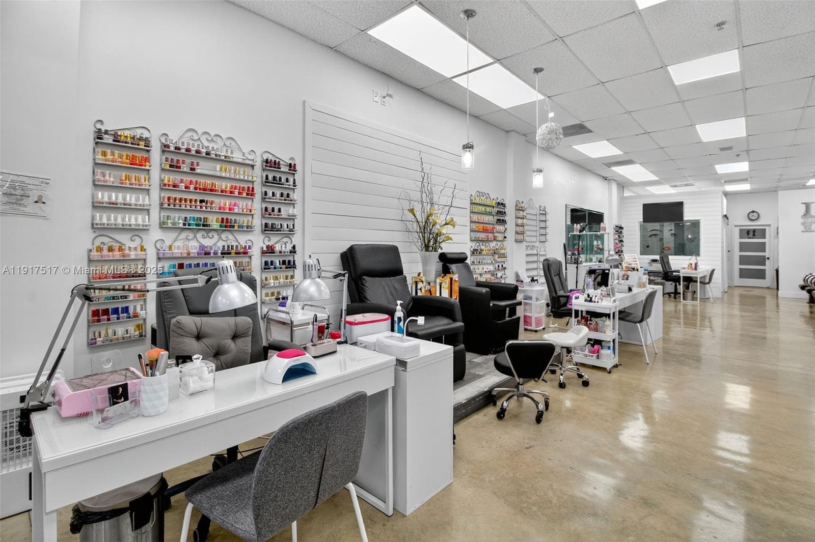 Thriving Beauty Salon with Turnkey Operations
