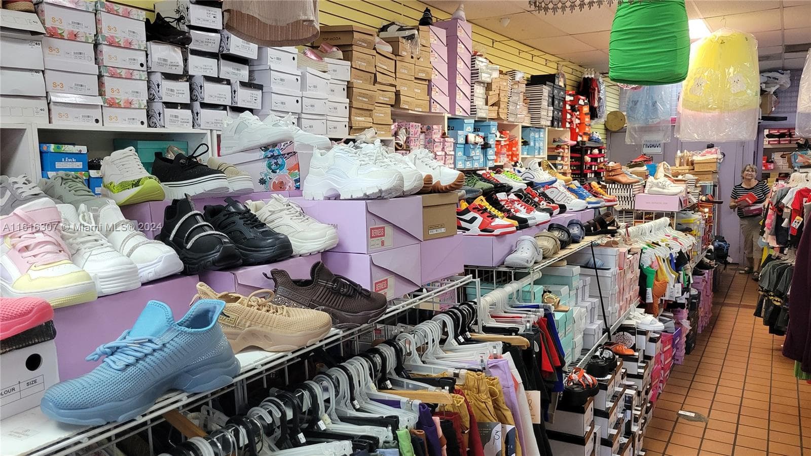 Established Clothing Store with Loyal Customer Base