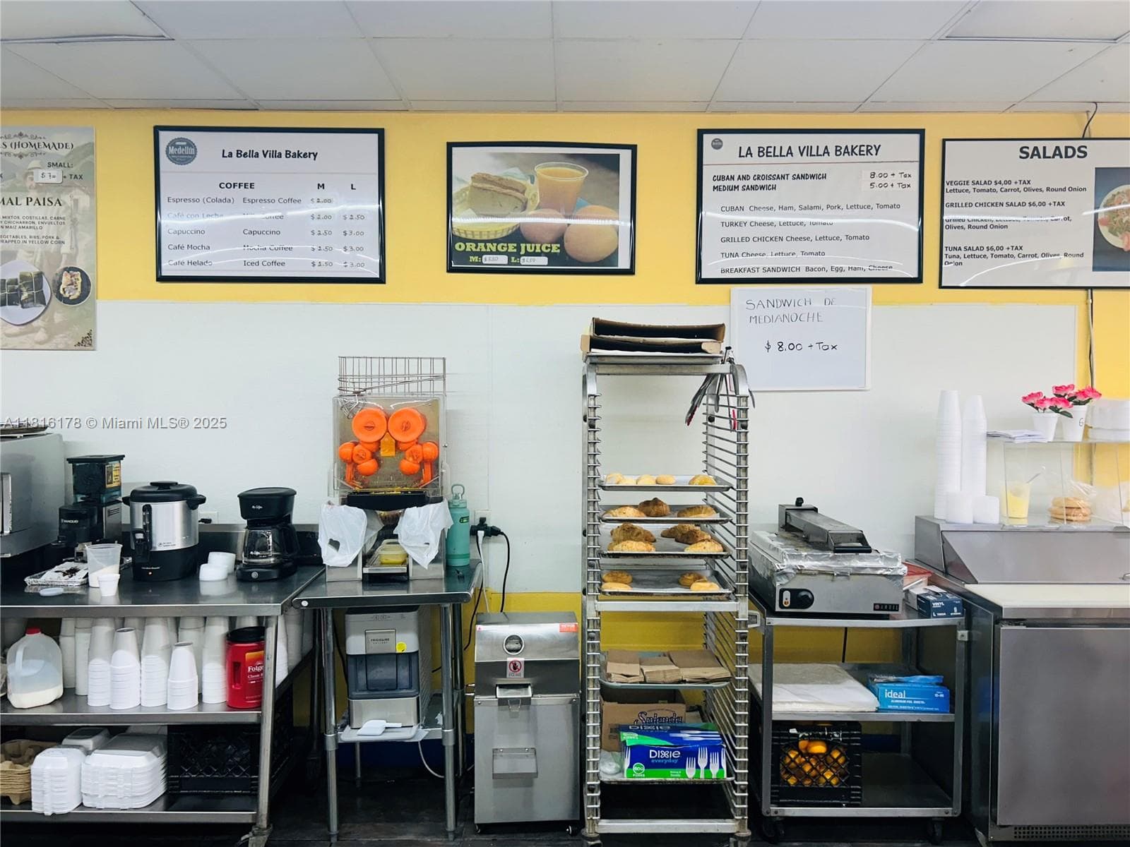 Established Cafe and Bakery with Loyal Customer Base