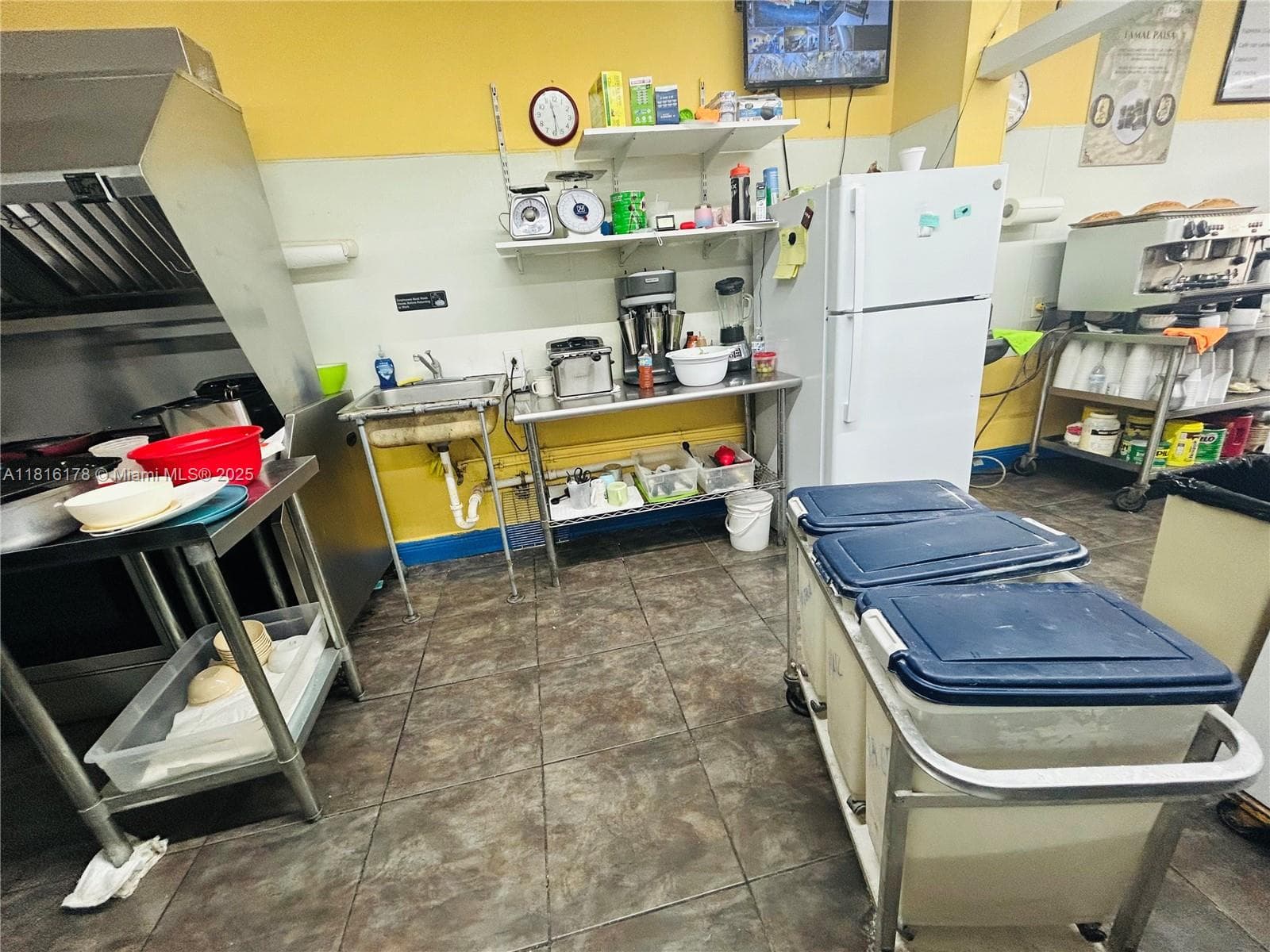 Established Cafe and Bakery with Loyal Customer Base