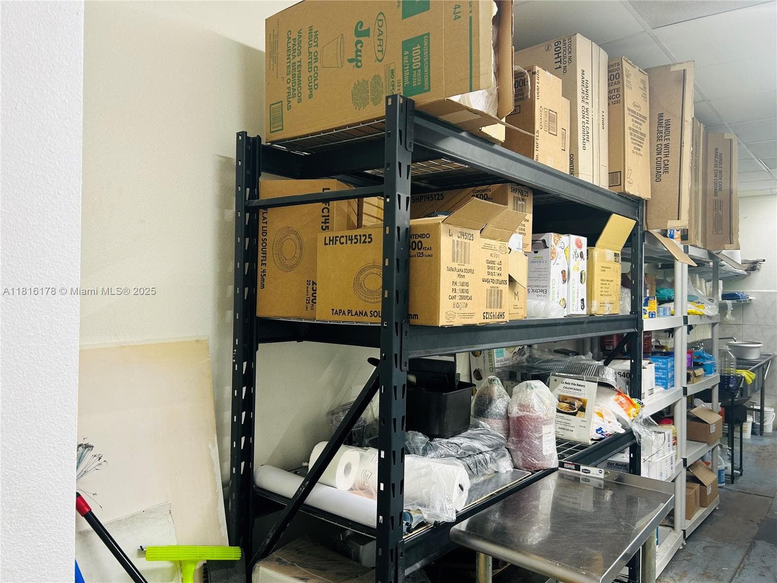 Established Cafe and Bakery with Loyal Customer Base