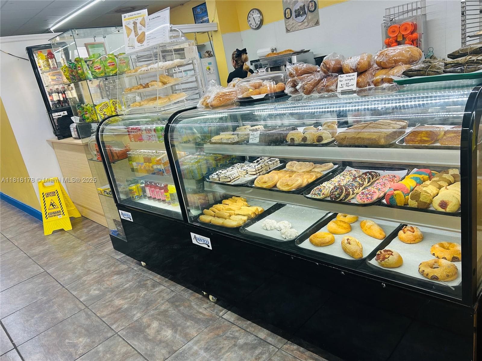 Established Cafe and Bakery with Loyal Customer Base