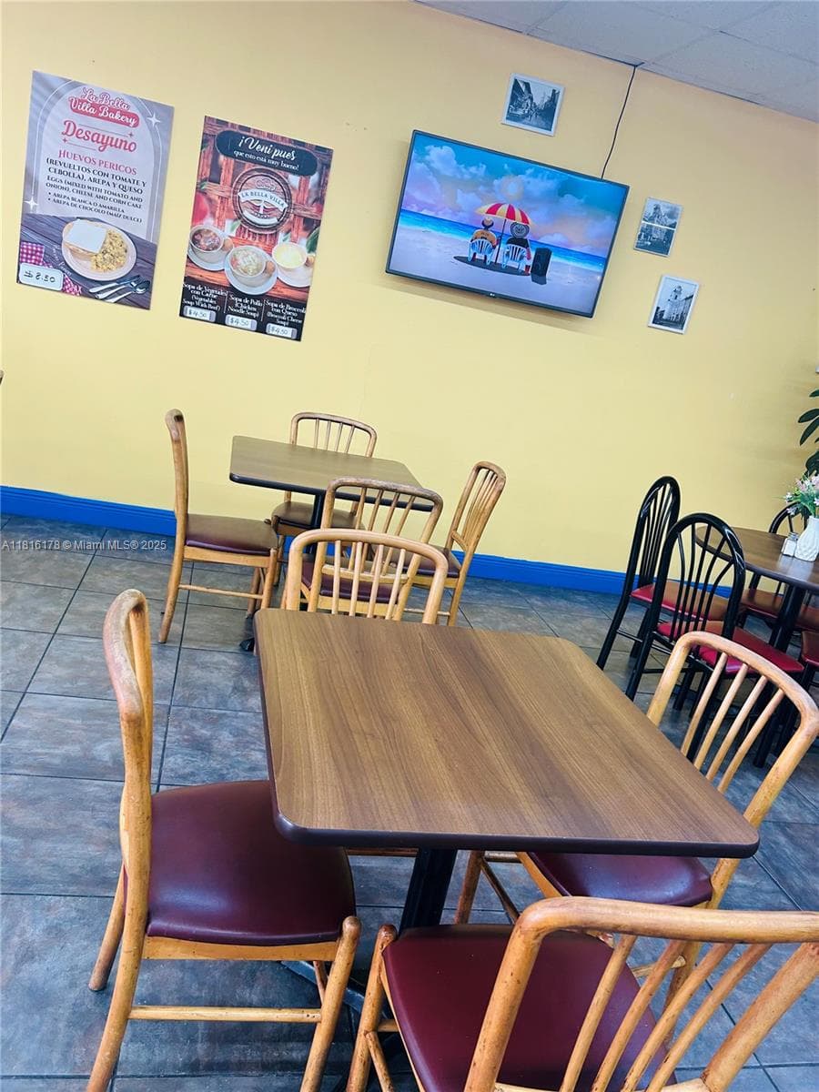 Established Cafe and Bakery with Loyal Customer Base