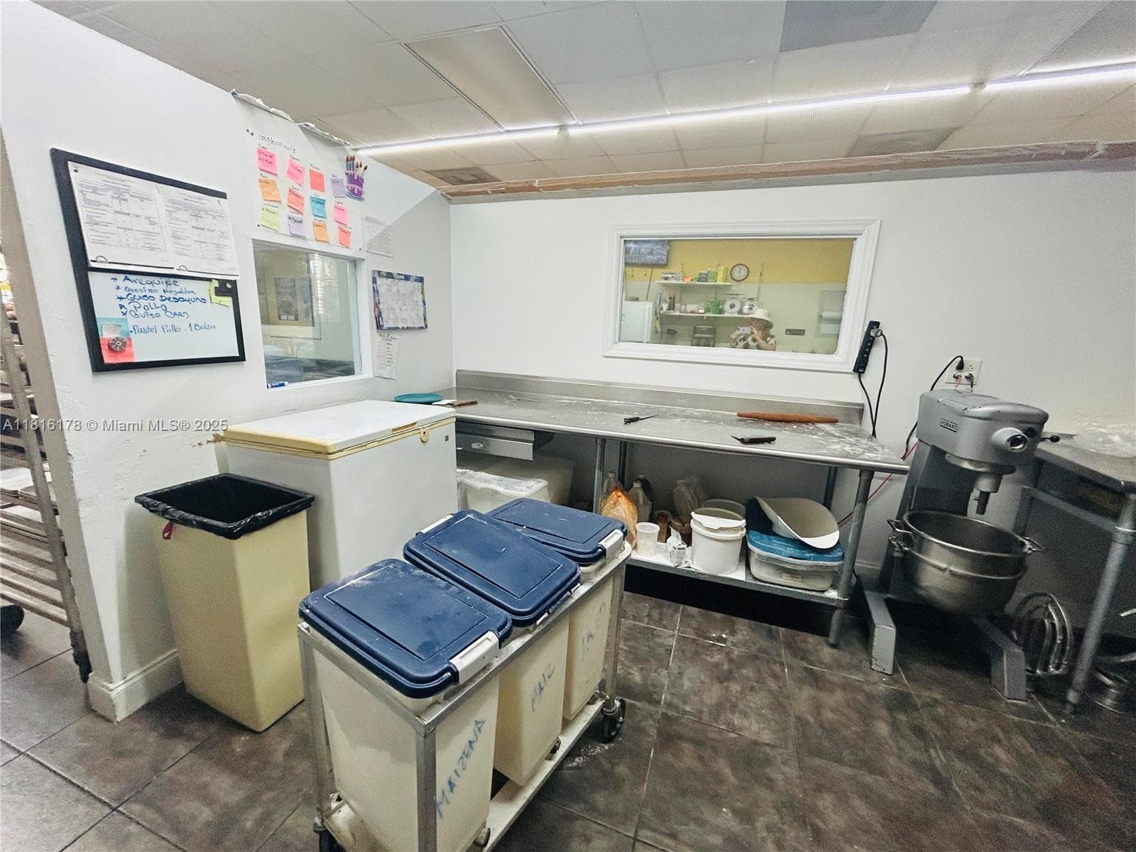 Established Cafe and Bakery with Loyal Customer Base