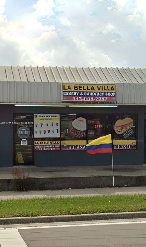 Established Cafe and Bakery with Loyal Customer Base