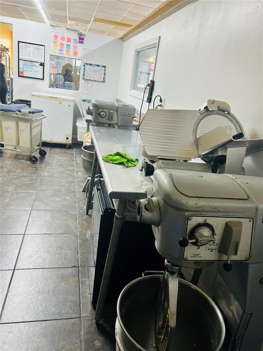 Established Cafe and Bakery with Loyal Customer Base