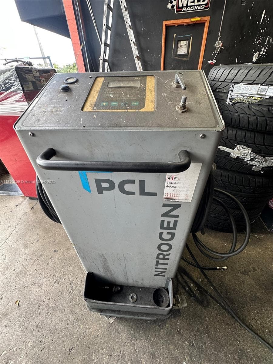 Established Auto Detailing Studio with Customization Capabilities