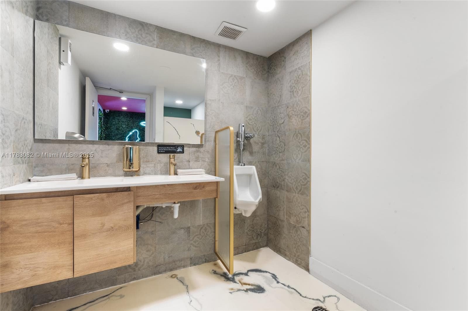 Thriving Bar and Grill with Valuable Liquor License