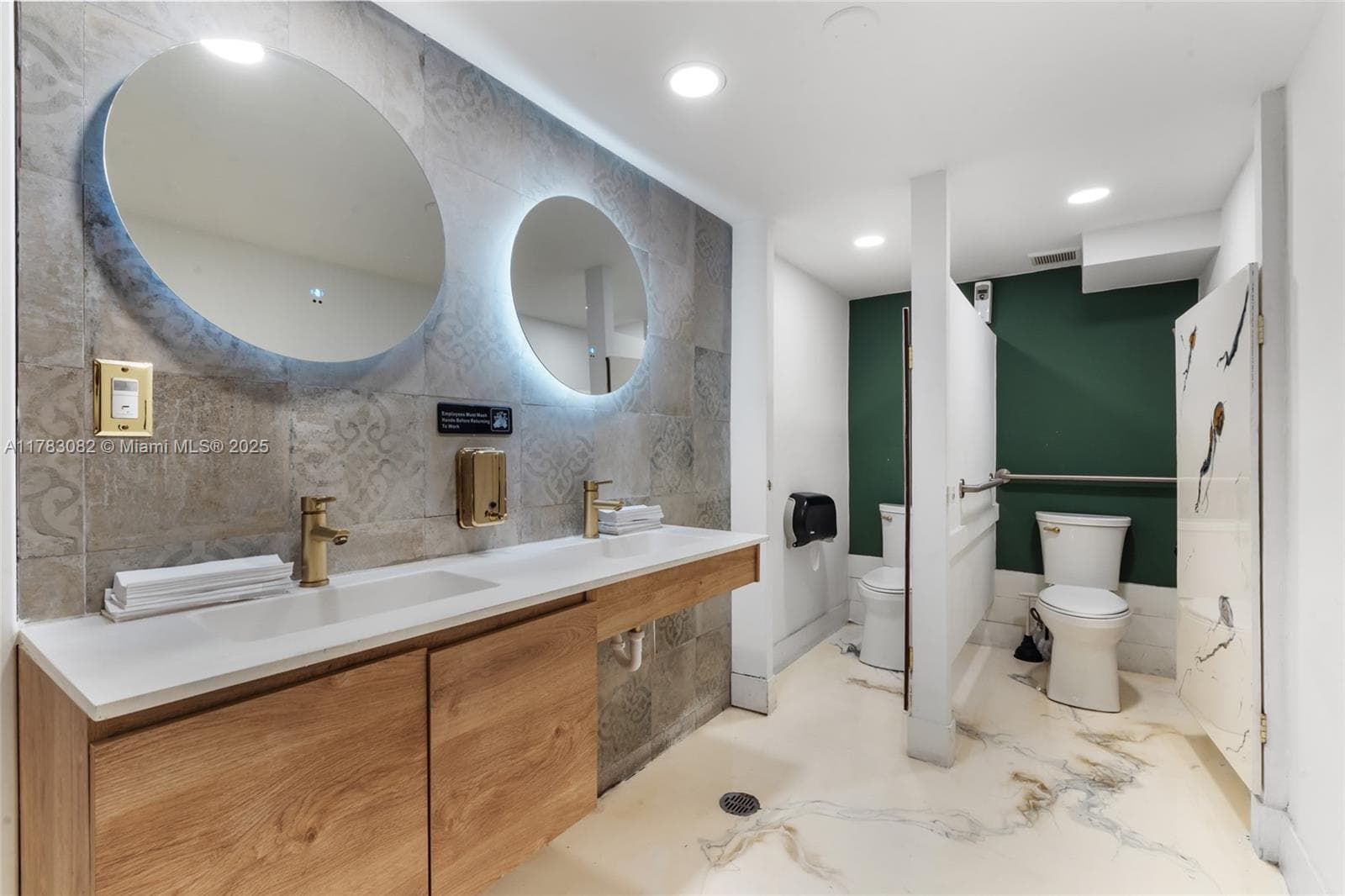 Thriving Bar and Grill with Valuable Liquor License