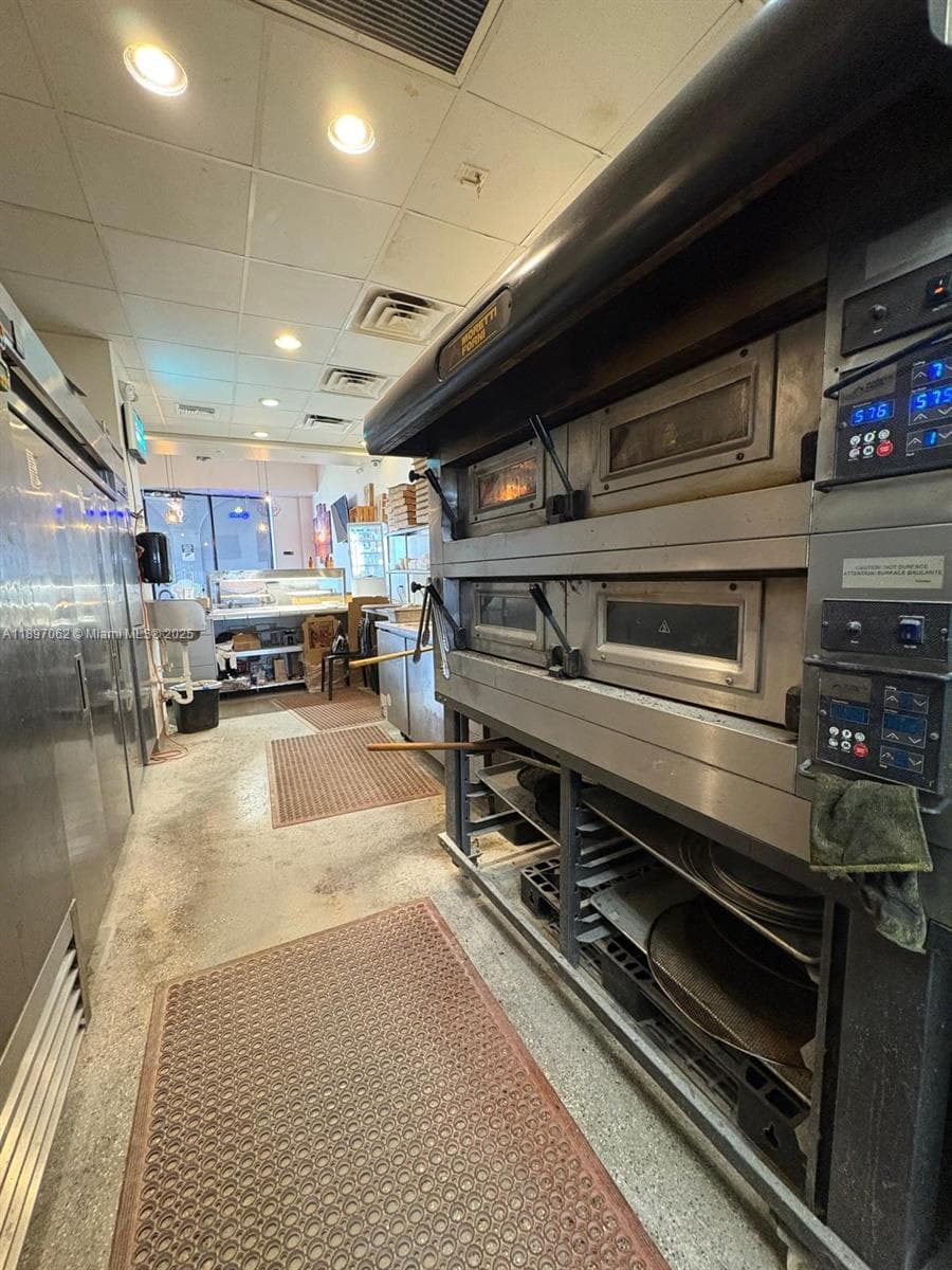 Established Pizzeria with Low Rent and Growth Potential