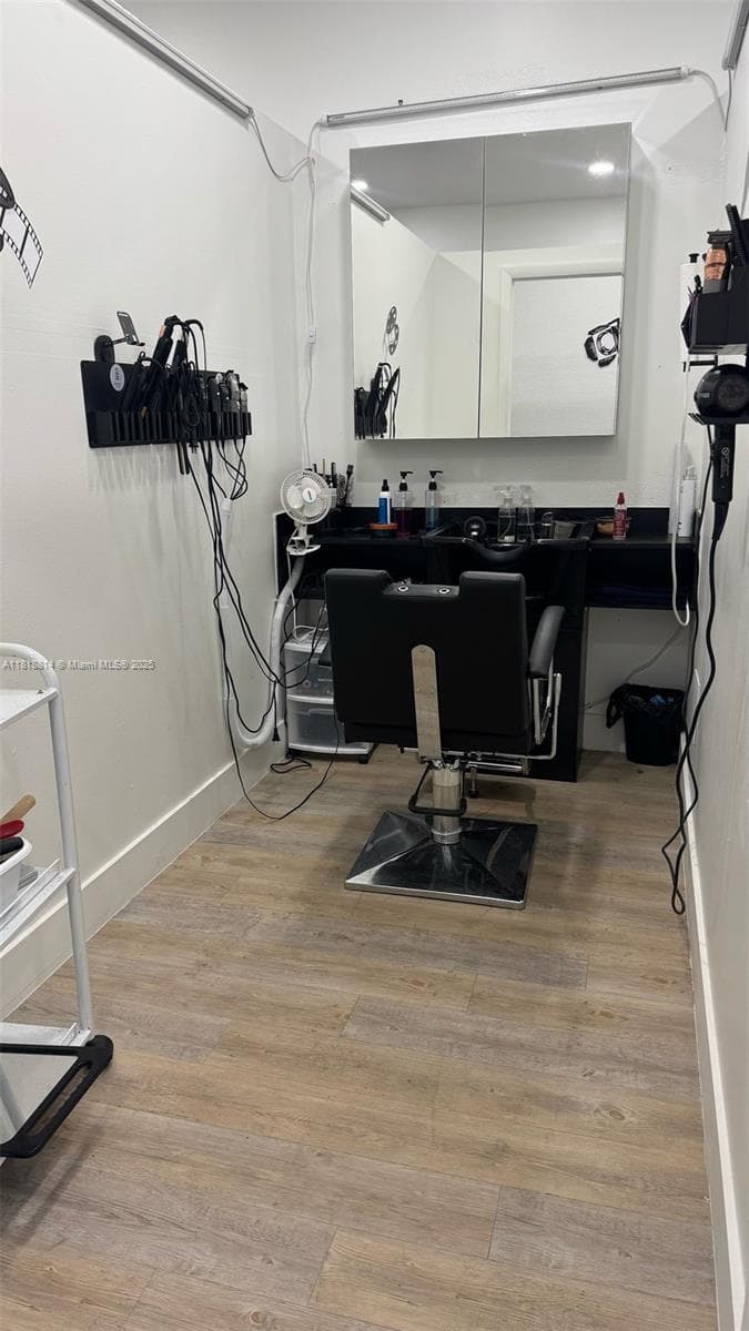 Niche Hair Prosthesis Salon with Proprietary Techniques