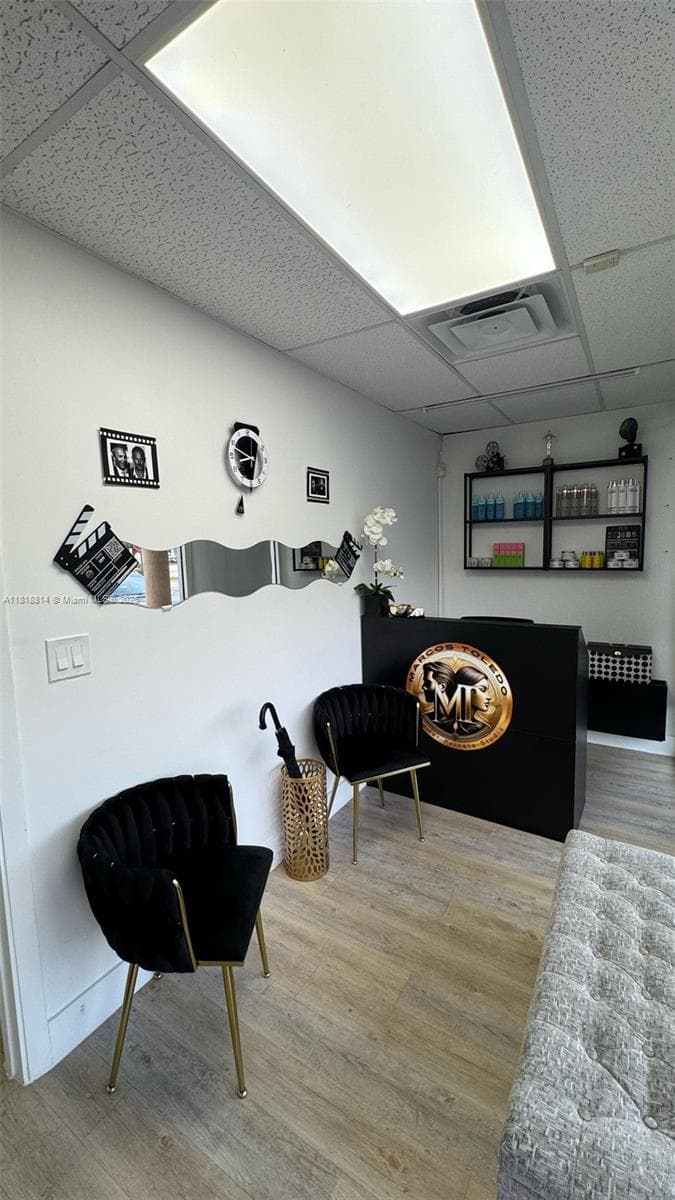 Niche Hair Prosthesis Salon with Proprietary Techniques