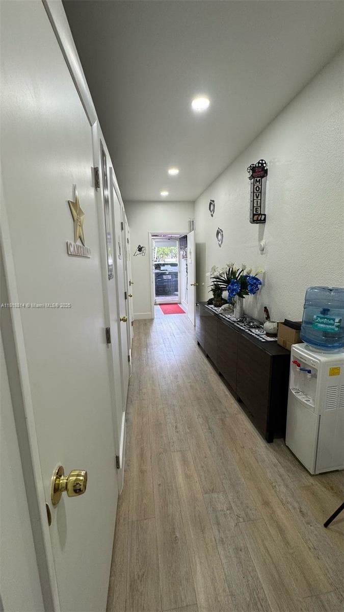 Niche Hair Prosthesis Salon with Proprietary Techniques