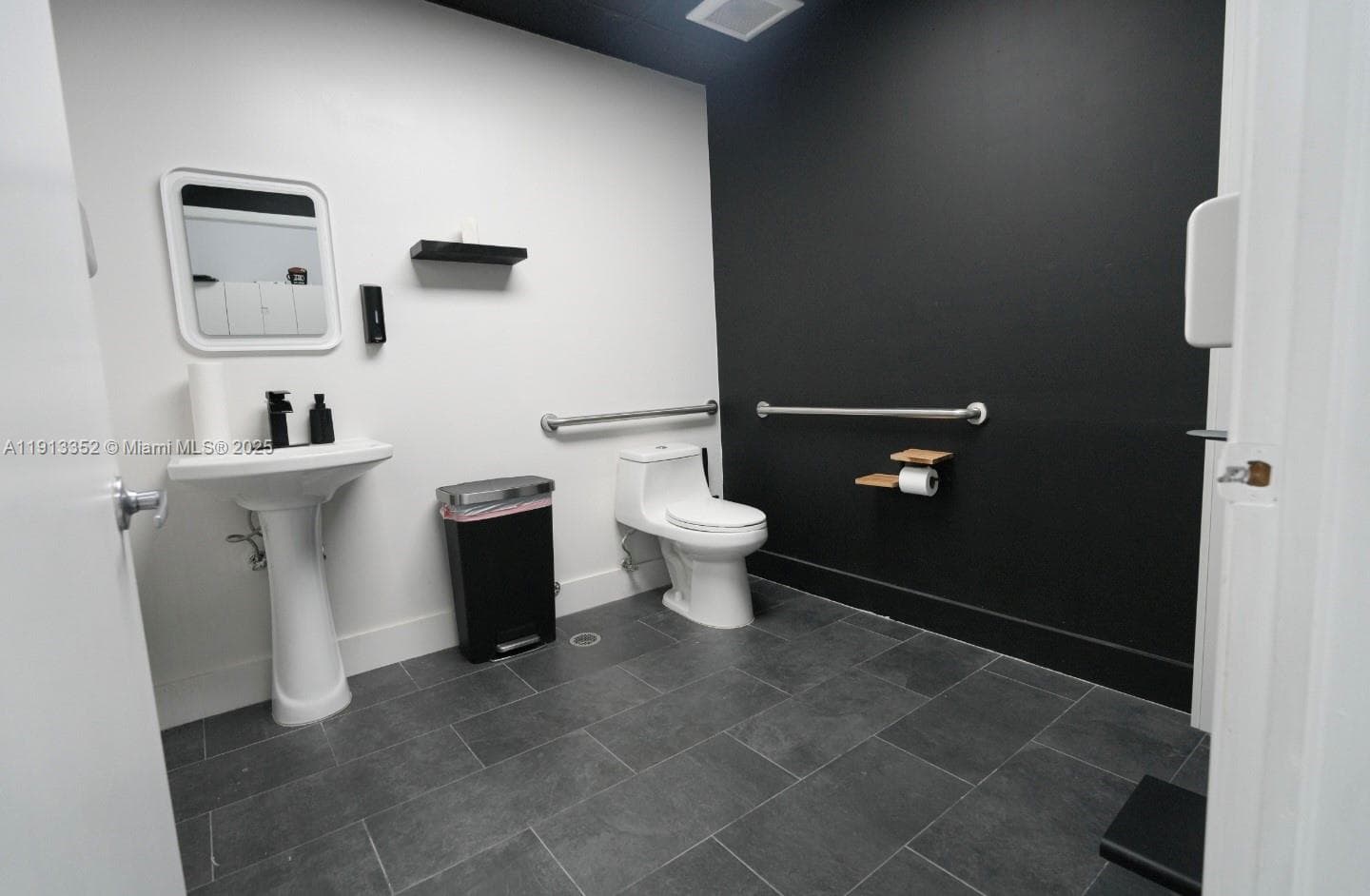 Thriving Hair Salon with Turnkey Operations