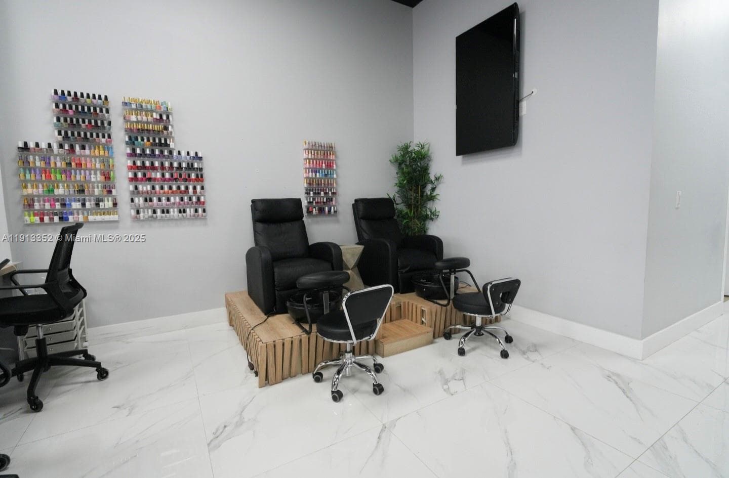 Thriving Hair Salon with Turnkey Operations