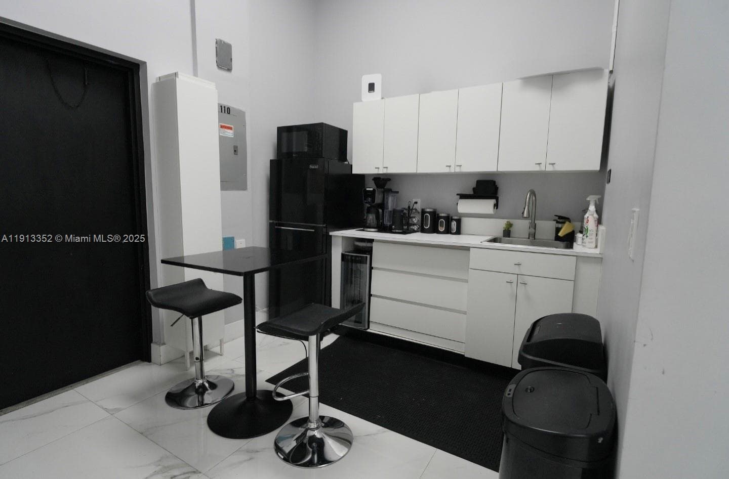 Thriving Hair Salon with Turnkey Operations