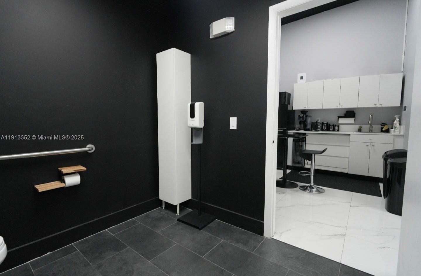 Thriving Hair Salon with Turnkey Operations