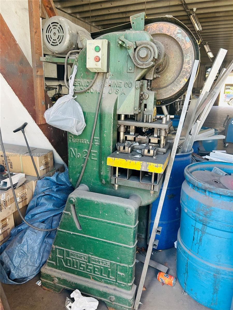 Established Aluminum Fence and Gate Manufacturer with Turnkey Operations