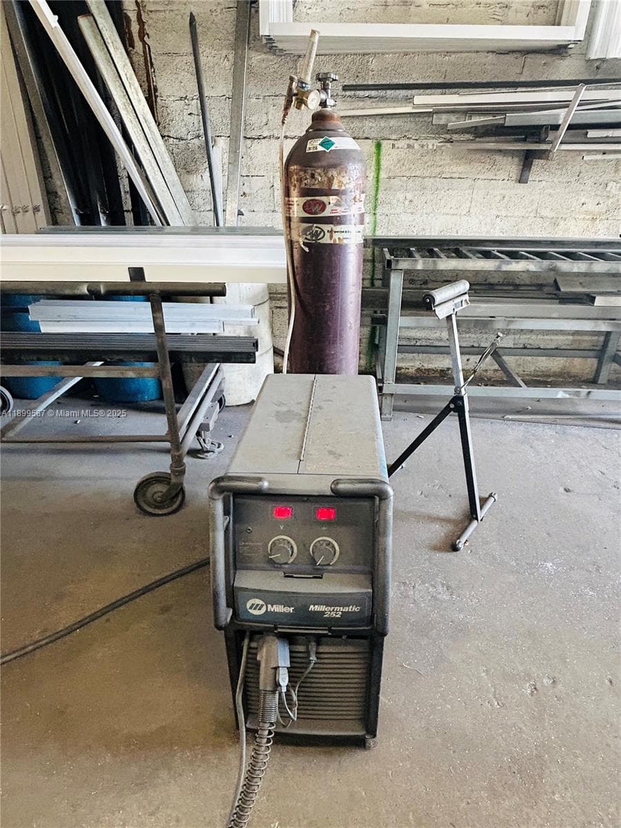 Established Aluminum Fence and Gate Manufacturer with Turnkey Operations