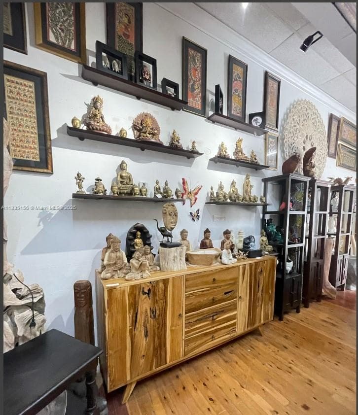 Established Furniture Retailer with Exclusive Inventory