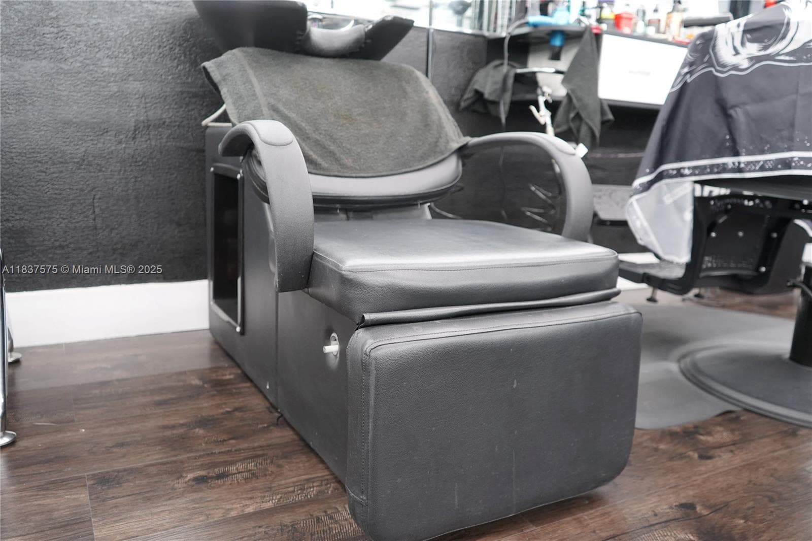 Established Hair Salon with Smooth Transition Potential