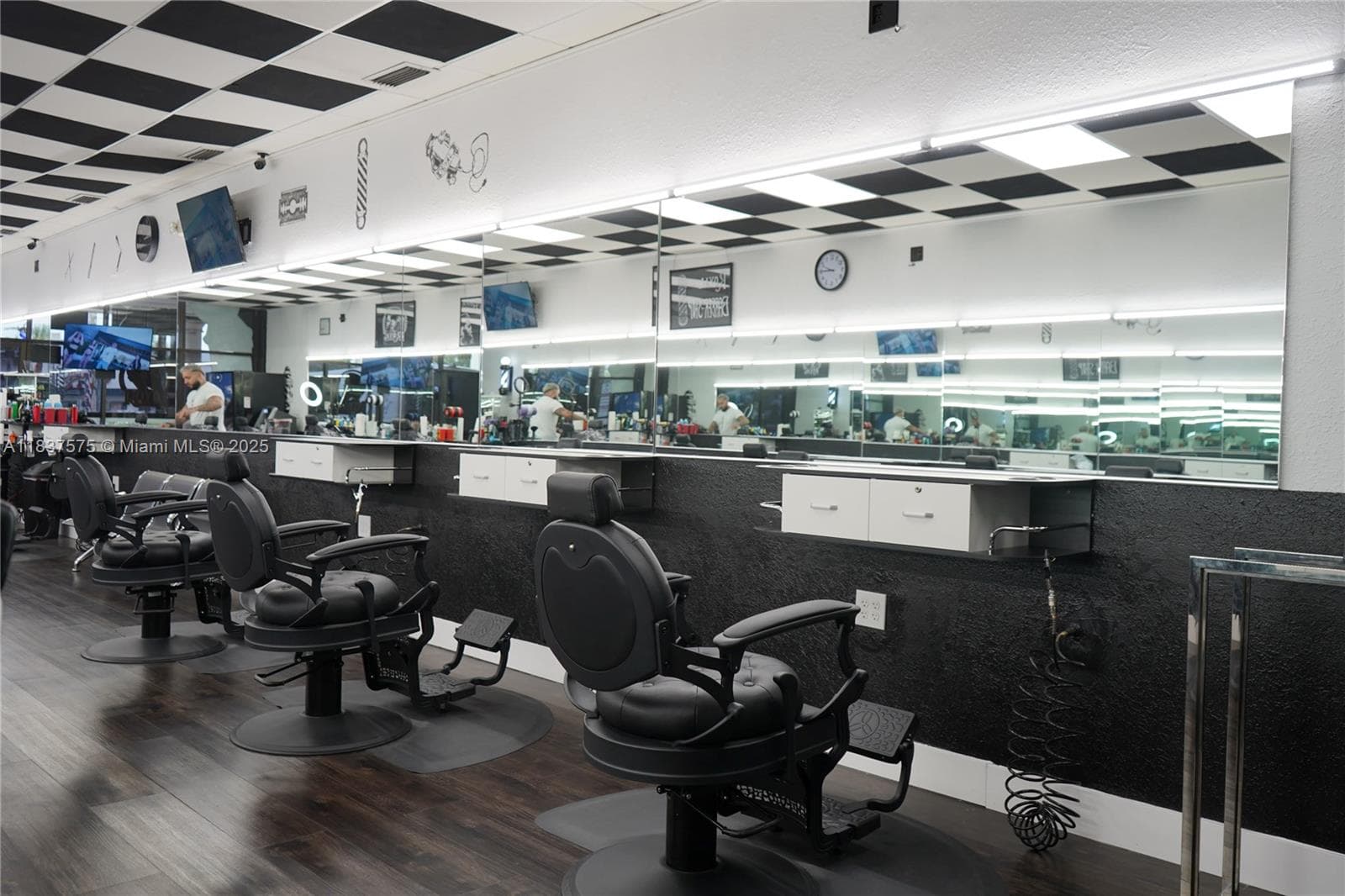 Established Hair Salon with Smooth Transition Potential