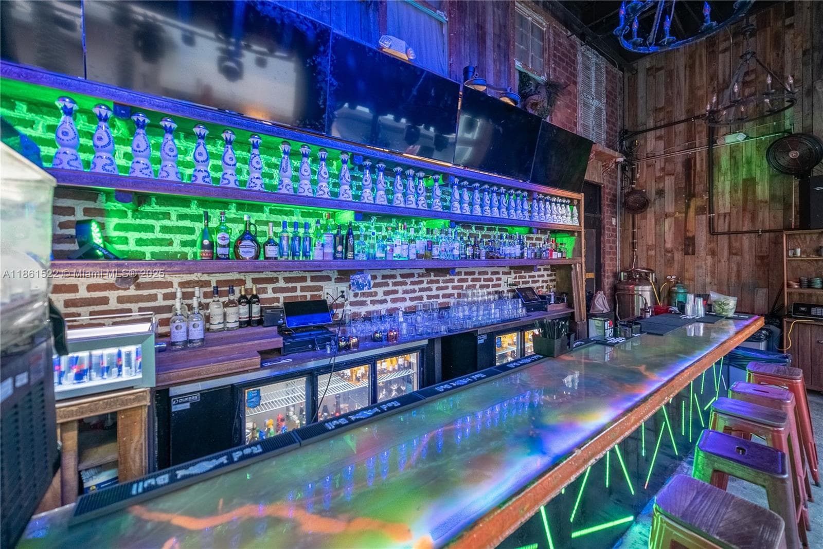 Premier Nightlife Venue with Iconic Brand Recognition