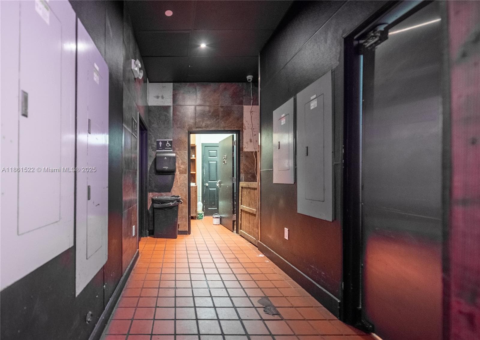 Premier Nightlife Venue with Iconic Brand Recognition