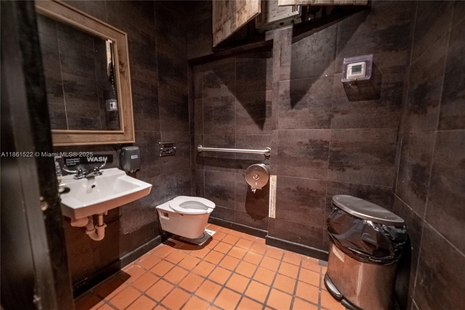 Premier Nightlife Venue with Iconic Brand Recognition