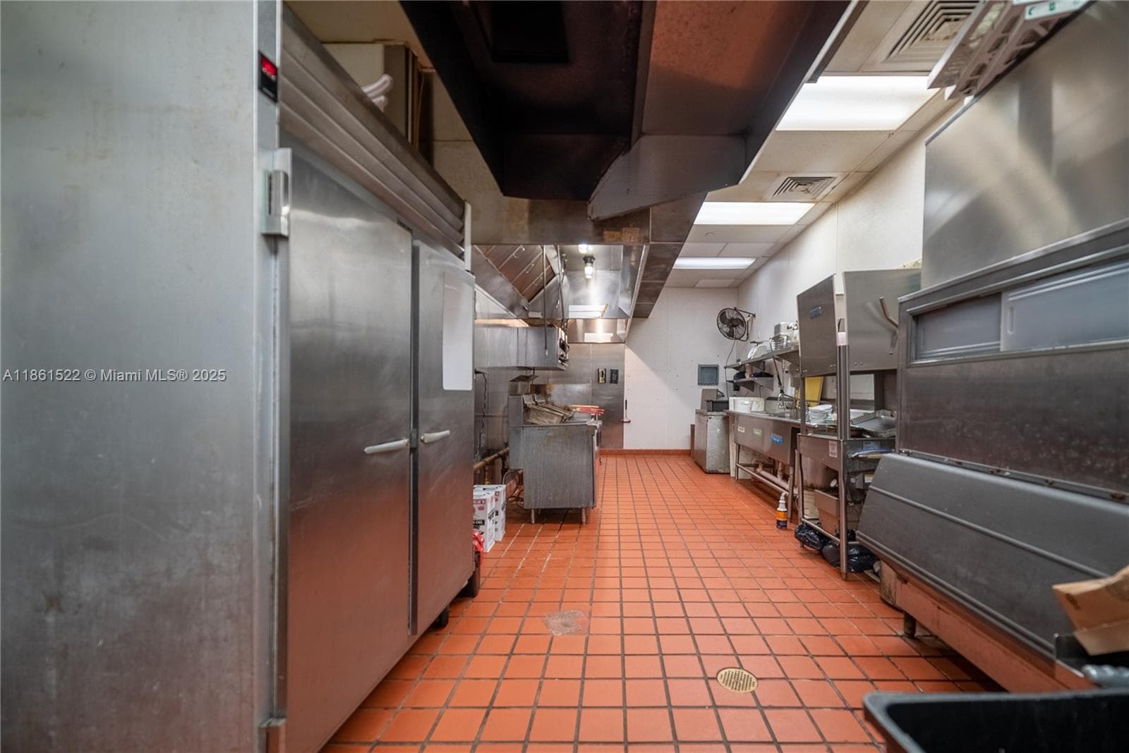 Premier Nightlife Venue with Iconic Brand Recognition