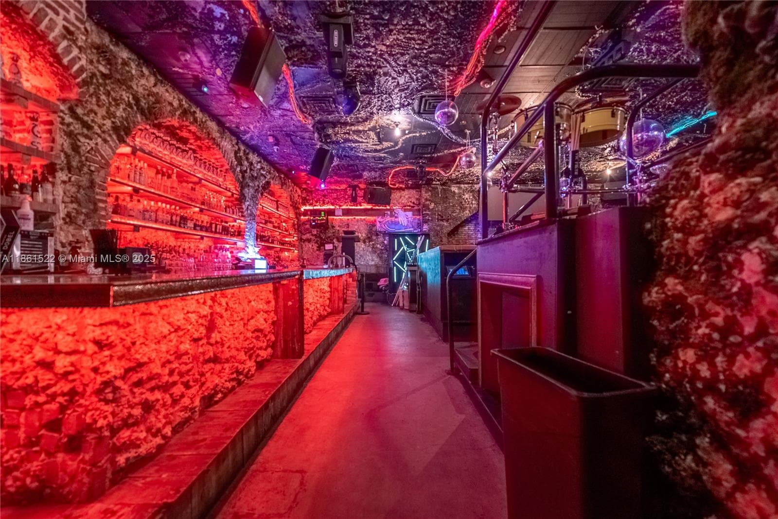 Premier Nightlife Venue with Iconic Brand Recognition