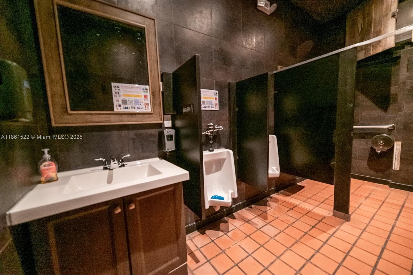 Premier Nightlife Venue with Iconic Brand Recognition