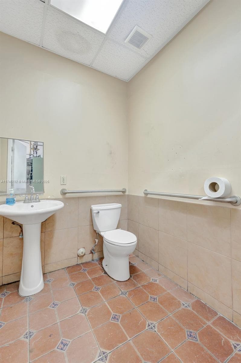 Established Dry Cleaner with Turnkey Operations