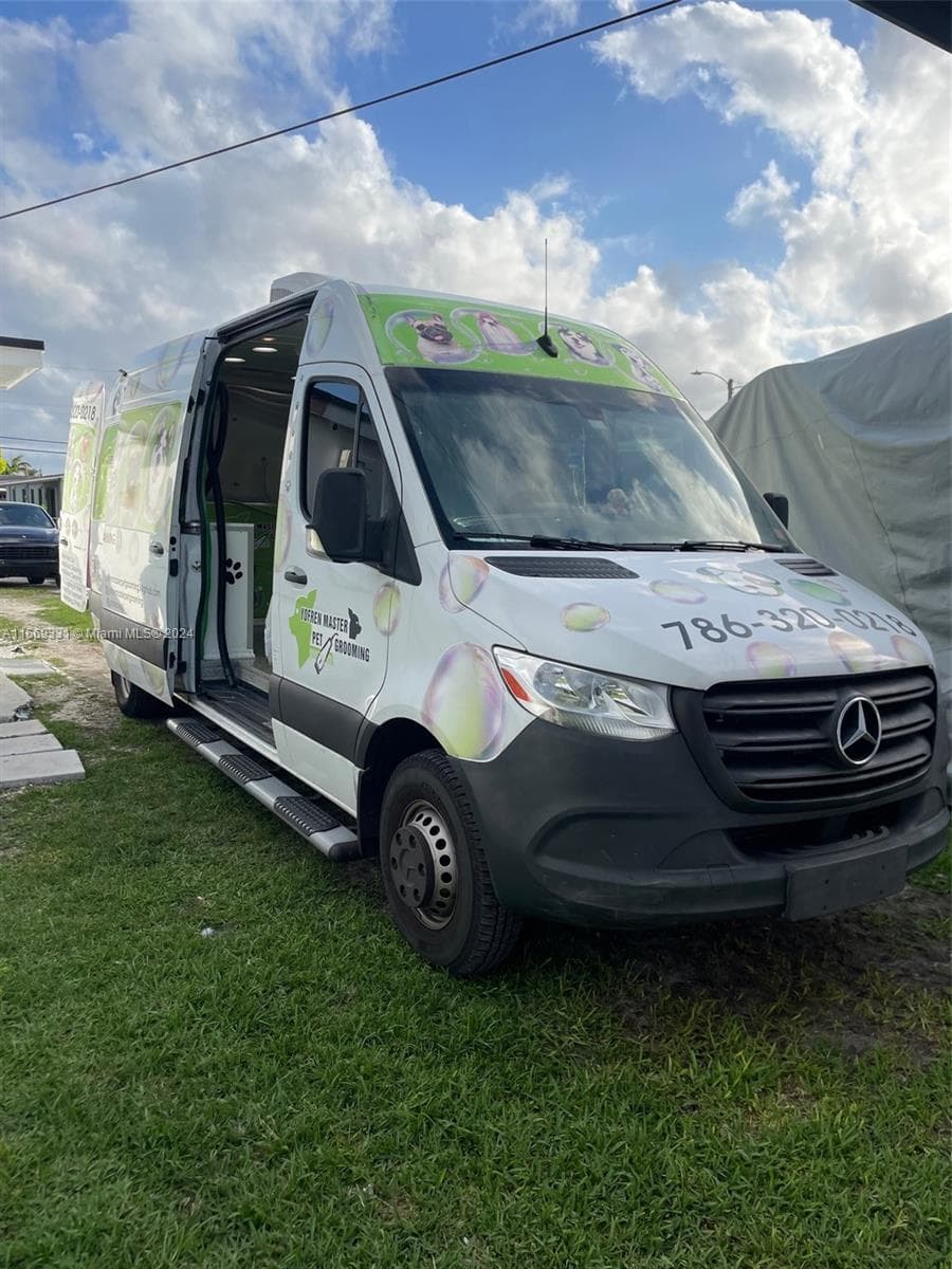 Thriving Mobile Pet Grooming Business with Established Routes